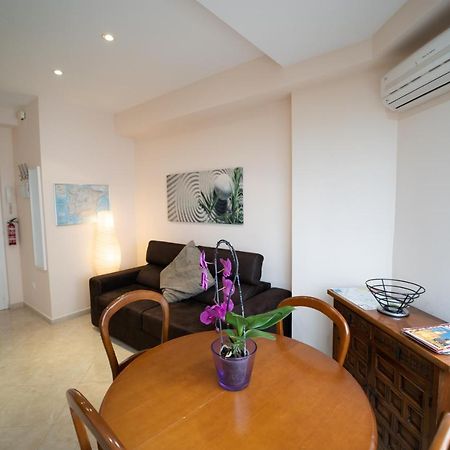 Larra Nervion Subway Tranvia Appartement Sevilla Buitenkant foto