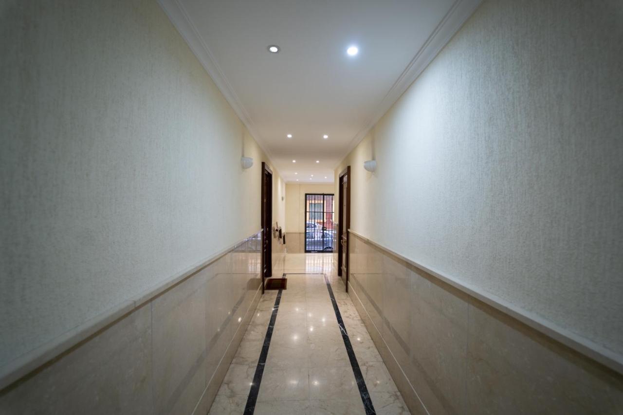 Larra Nervion Subway Tranvia Appartement Sevilla Buitenkant foto