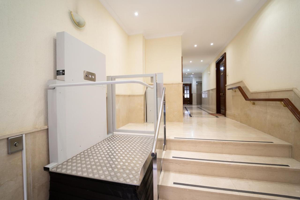 Larra Nervion Subway Tranvia Appartement Sevilla Buitenkant foto