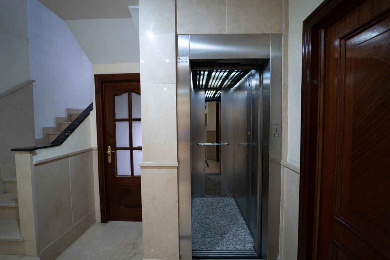 Larra Nervion Subway Tranvia Appartement Sevilla Buitenkant foto