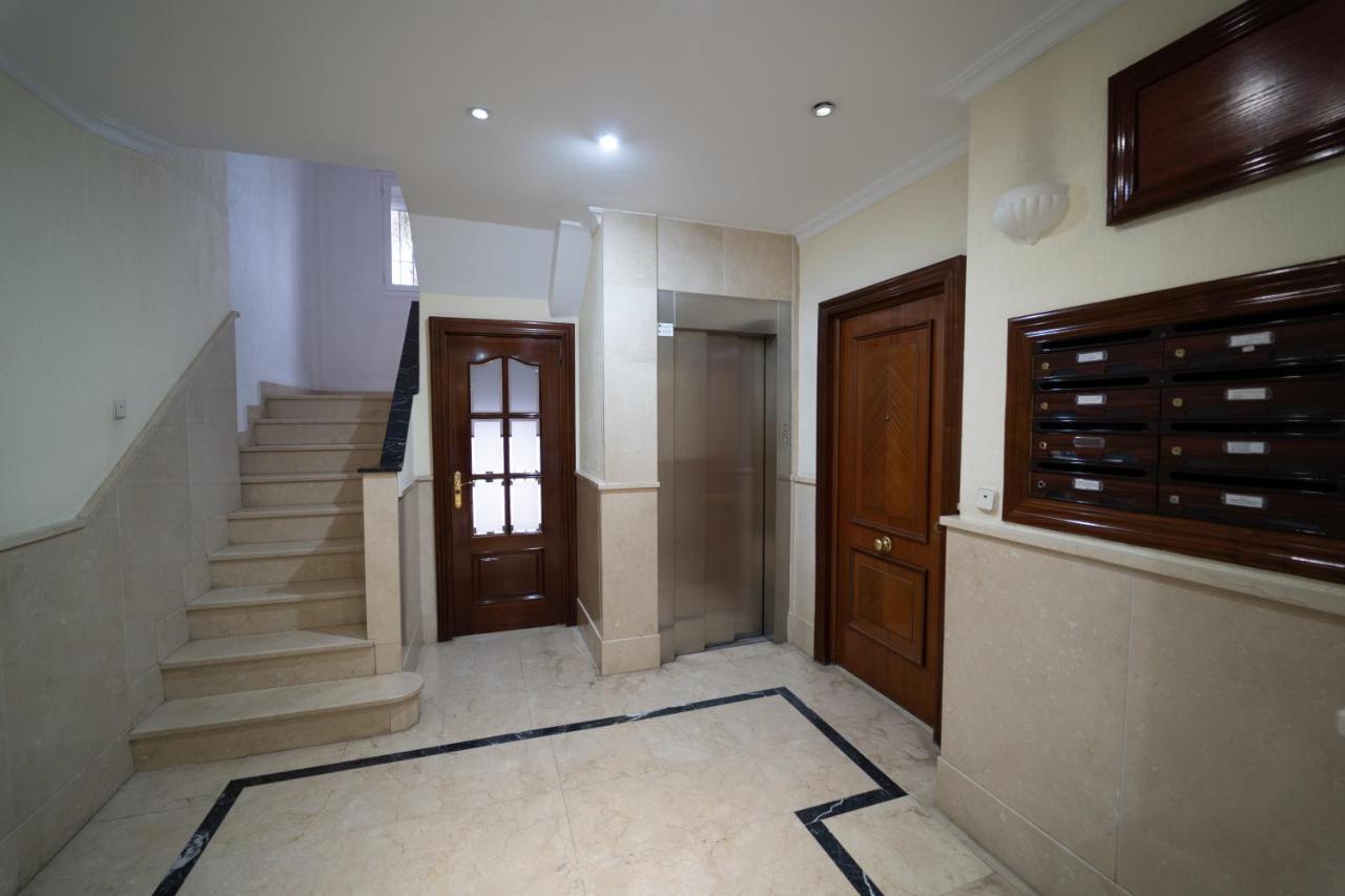 Larra Nervion Subway Tranvia Appartement Sevilla Buitenkant foto